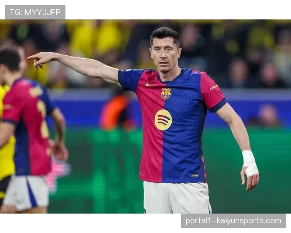 莱万成为80年来首位对塞尔塔客场戴帽巴萨球员